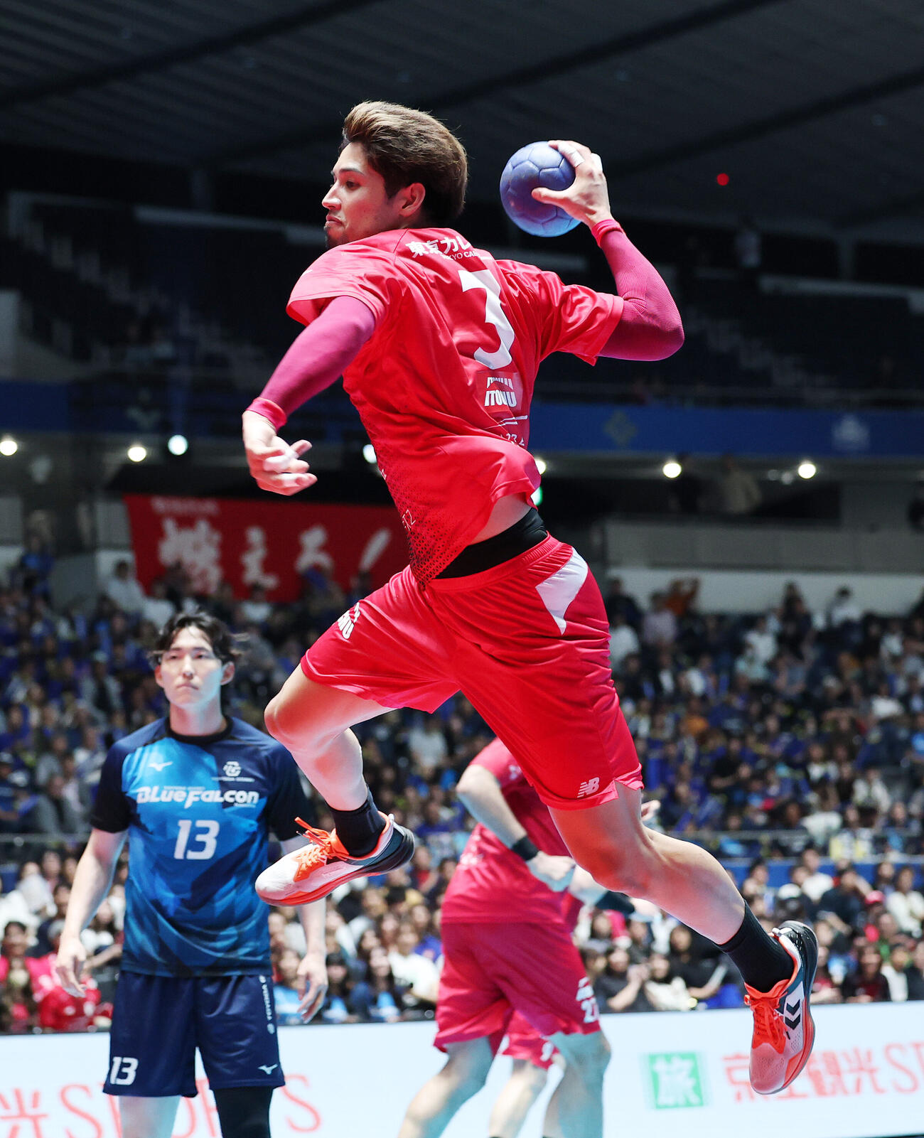 リーグH　プレーオフ　準決勝　ジークスター東京対豊田合成名古屋　後半、シュートを放つジークスター東京部井久アダム勇輝（撮影・鈴木正人）