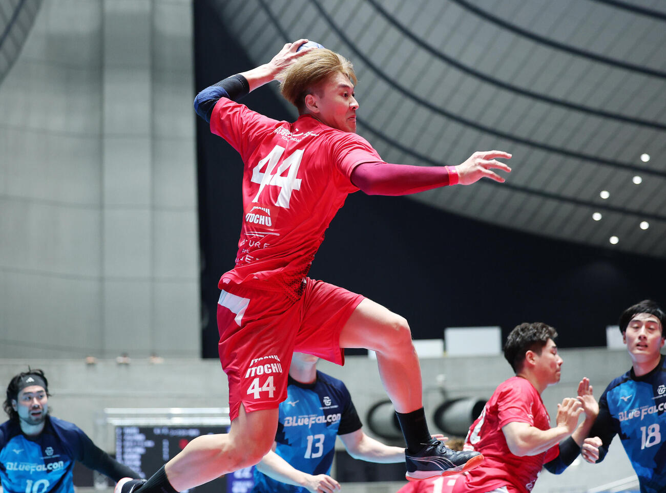 リーグH　プレーオフ　準決勝　ジークスター東京対豊田合成名古屋　後半、シュートを放つジークスター東京蔦谷大雅（撮影・鈴木正人）