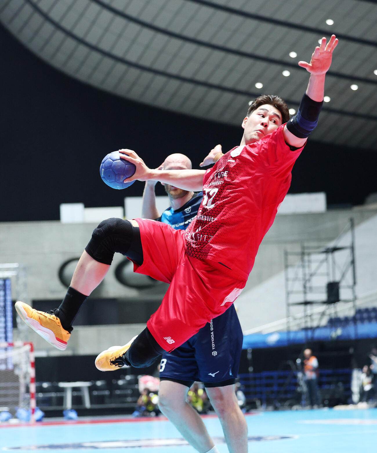 リーグH　プレーオフ　準決勝　ジークスター東京対豊田合成名古屋　後半、シュートを放つジークスター東京橋本明雄（撮影・鈴木正人）