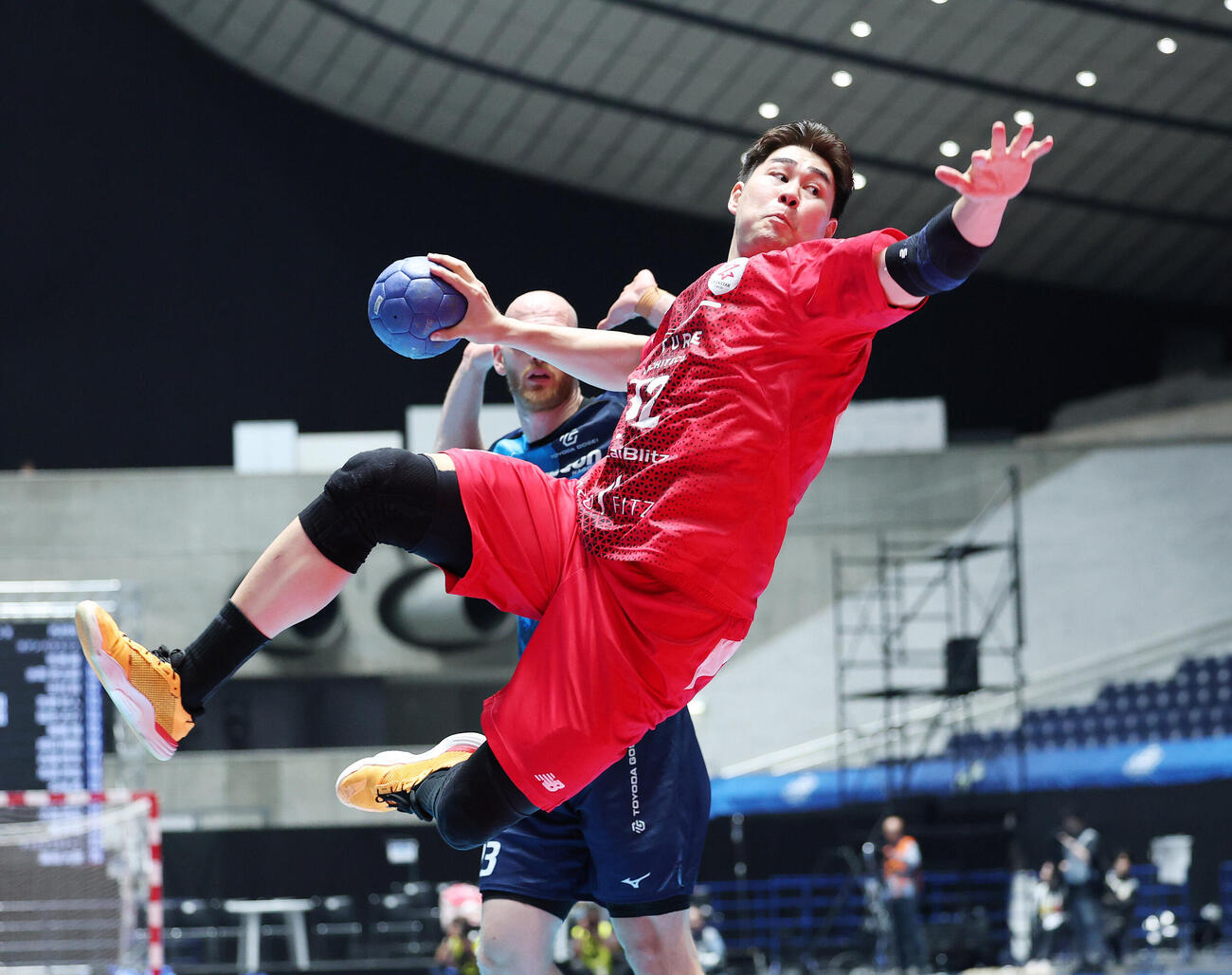 リーグH　プレーオフ　準決勝　ジークスター東京対豊田合成名古屋　後半、シュートを放つジークスター東京橋本明雄（撮影・鈴木正人）