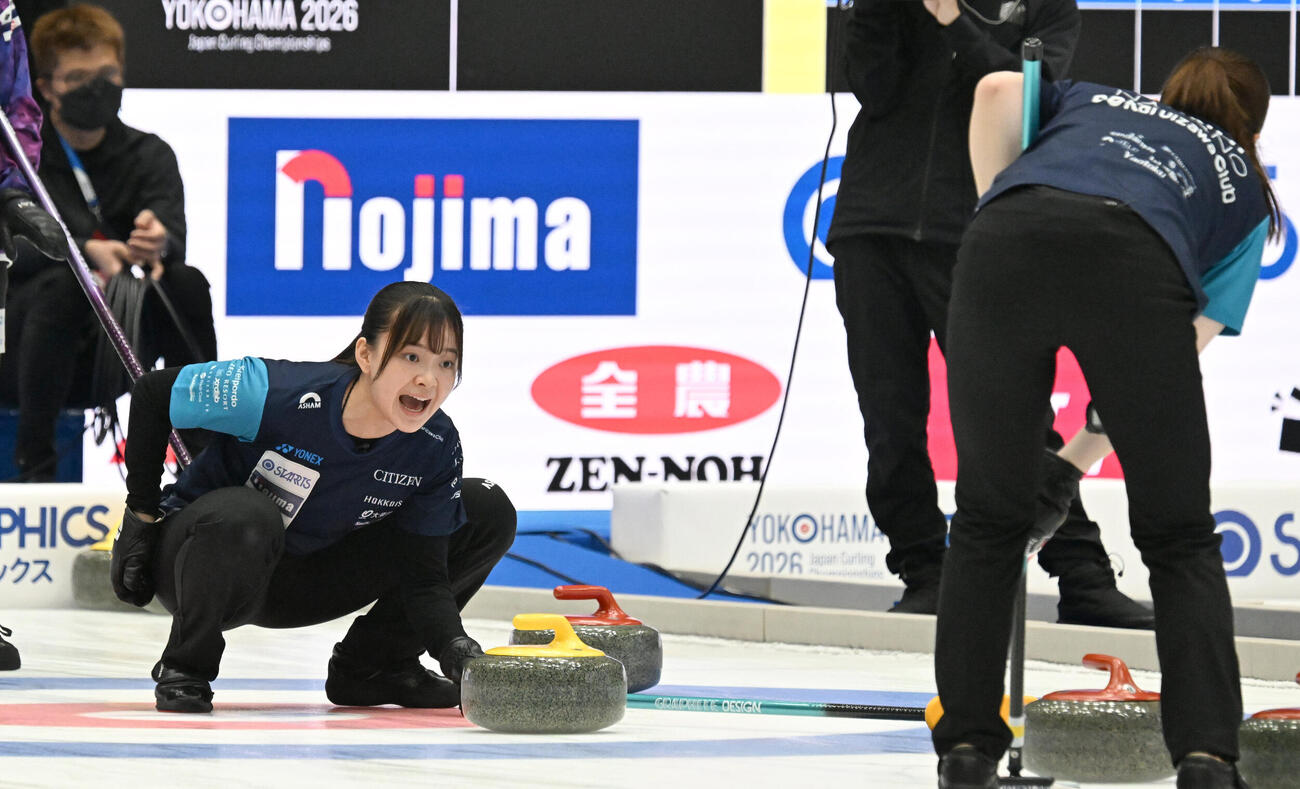日本カーリング選手権大会横浜大会2026　女子決勝　SC軽井沢クラブ対北海道銀行　第4エンド、指示を出すSC軽井沢クラブの上野美優（左）（撮影・千葉一成）
