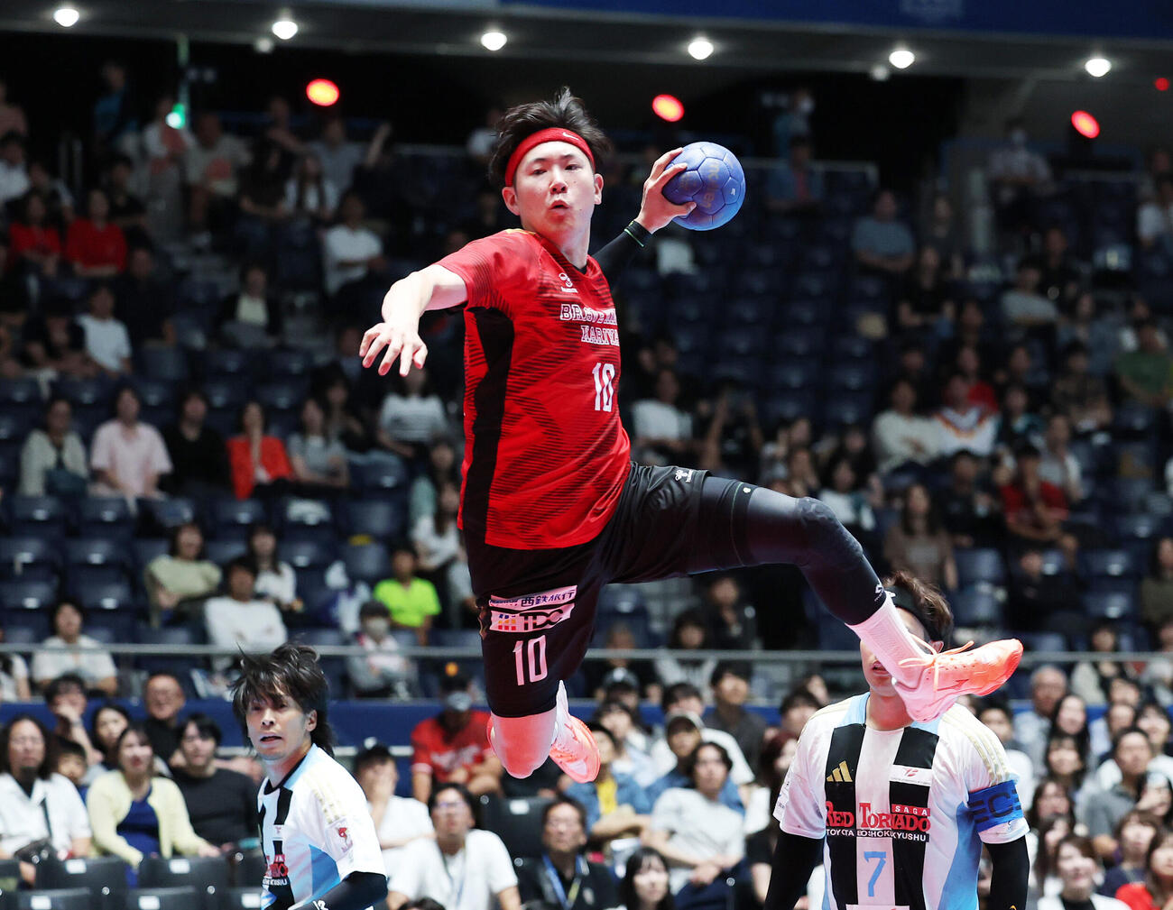 リーグH　プレーオフ　準決勝　ブレイヴキングス刈谷対レッドトルネード佐賀　後半、シュートを放つブレイヴキングス刈谷岡本翔馬（撮影・鈴木正人）