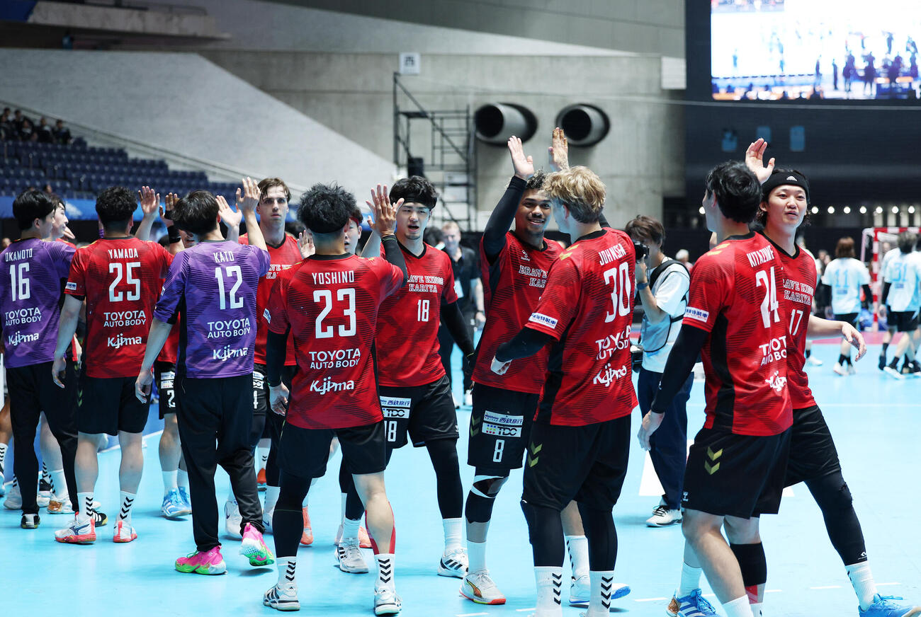 リーグH　プレーオフ　準決勝　ブレイヴキングス刈谷対レッドトルネード佐賀　勝利しハイタッチするブレイヴキングス刈谷の選手たち（撮影・鈴木正人）