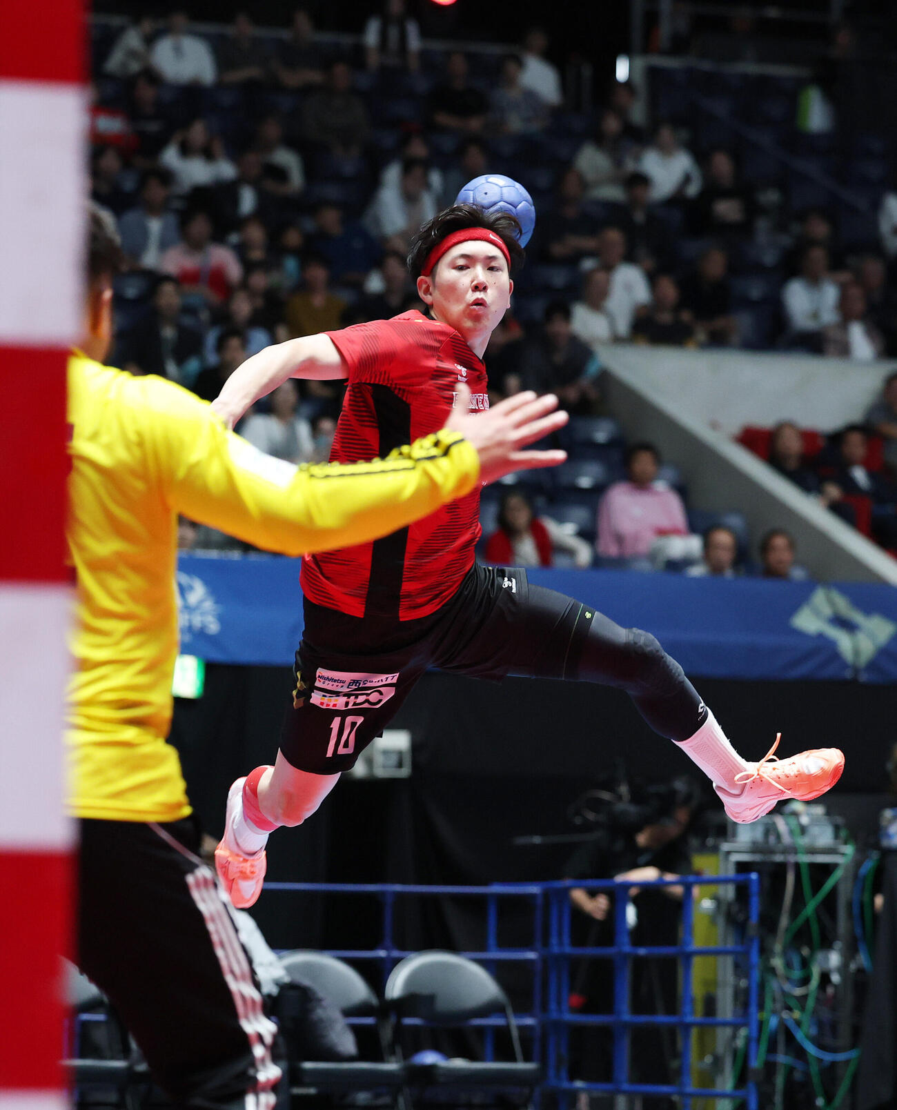 リーグH　プレーオフ　準決勝　ブレイヴキングス刈谷対レッドトルネード佐賀　前半、シュートを放つブレイヴキングス刈谷岡本翔馬（撮影・鈴木正人）＝2026年6月12日