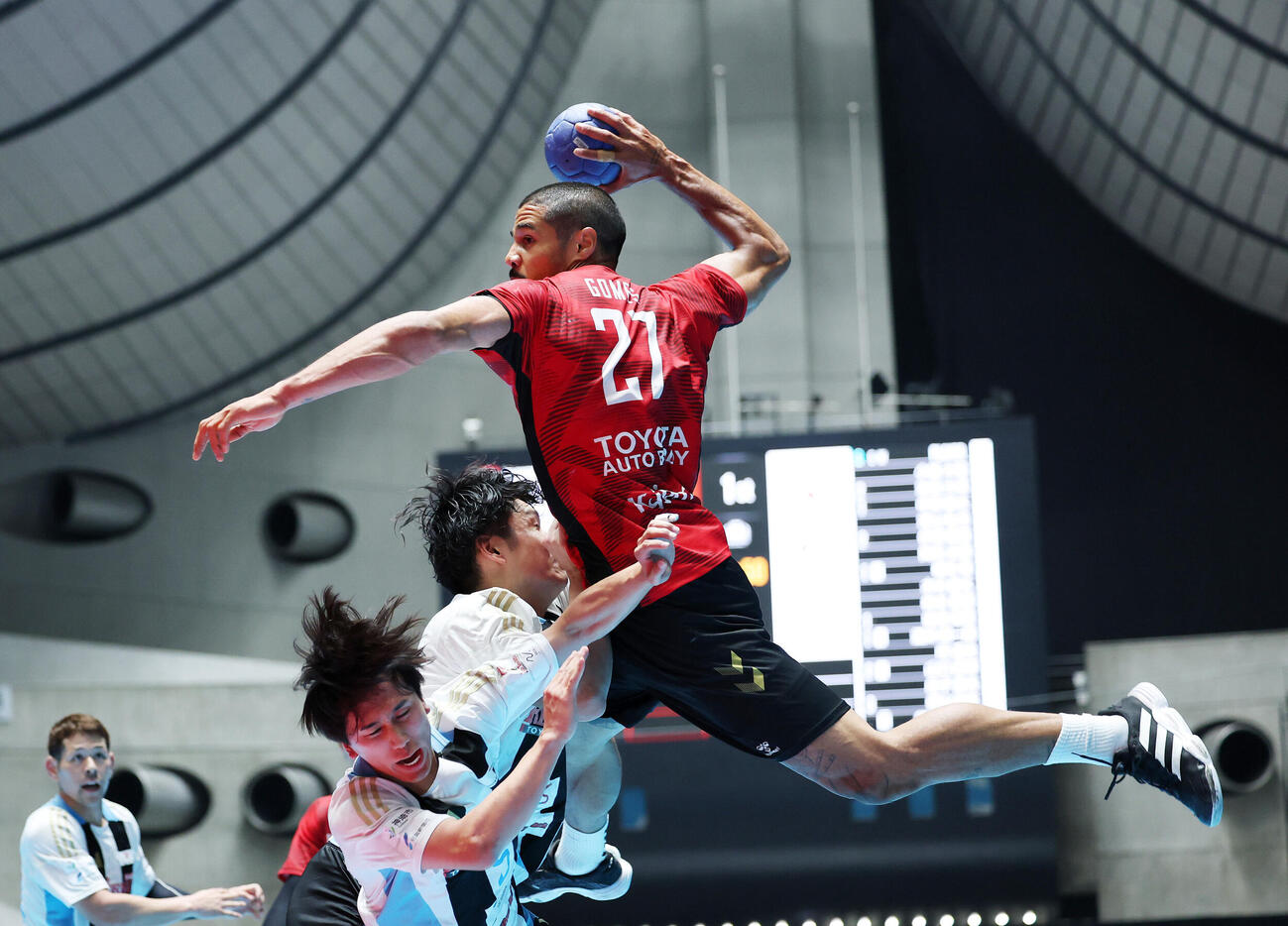 リーグH　プレーオフ　準決勝　ブレイヴキングス刈谷対レッドトルネード佐賀　後半、シュートを放つブレイヴキングス刈谷アンドレ・ゴメス（撮影・鈴木正人）＝2026年6月12日