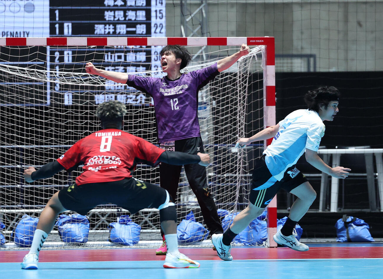 リーグH　プレーオフ　準決勝　ブレイヴキングス刈谷対レッドトルネード佐賀　後半、シュートを防ぎ雄たけびを上げるブレイヴキングス刈谷加藤芳規（撮影・鈴木正人）＝2026年6月12日