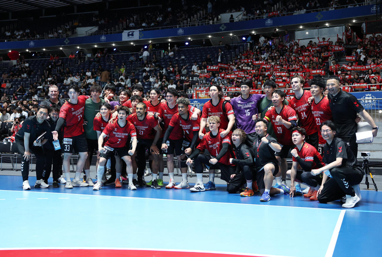 リーグH　プレーオフ　準決勝　ブレイヴキングス刈谷対レッドトルネード佐賀　勝利しハイタッチするブレイヴキングス刈谷の選手たち（撮影・鈴木正人）＝2026年6月12日