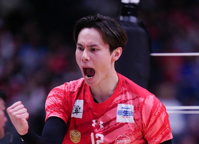 ガッツポーズを見せる高橋藍（2026年5月撮影）