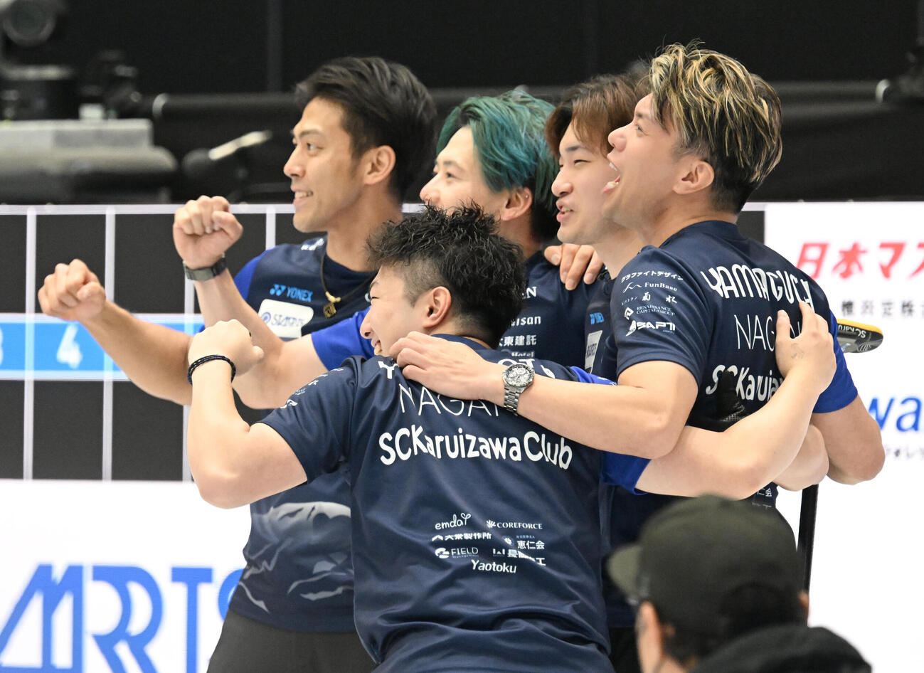 男子決勝　ロコ・ソラーレを破り大会2連覇を果たし喜ぶ、手前から反時計回りにSC軽井沢クラブの山本遵、山口剛史、柳沢李空、小泉聡、リザーブの谷田康真（撮影・千葉一成）