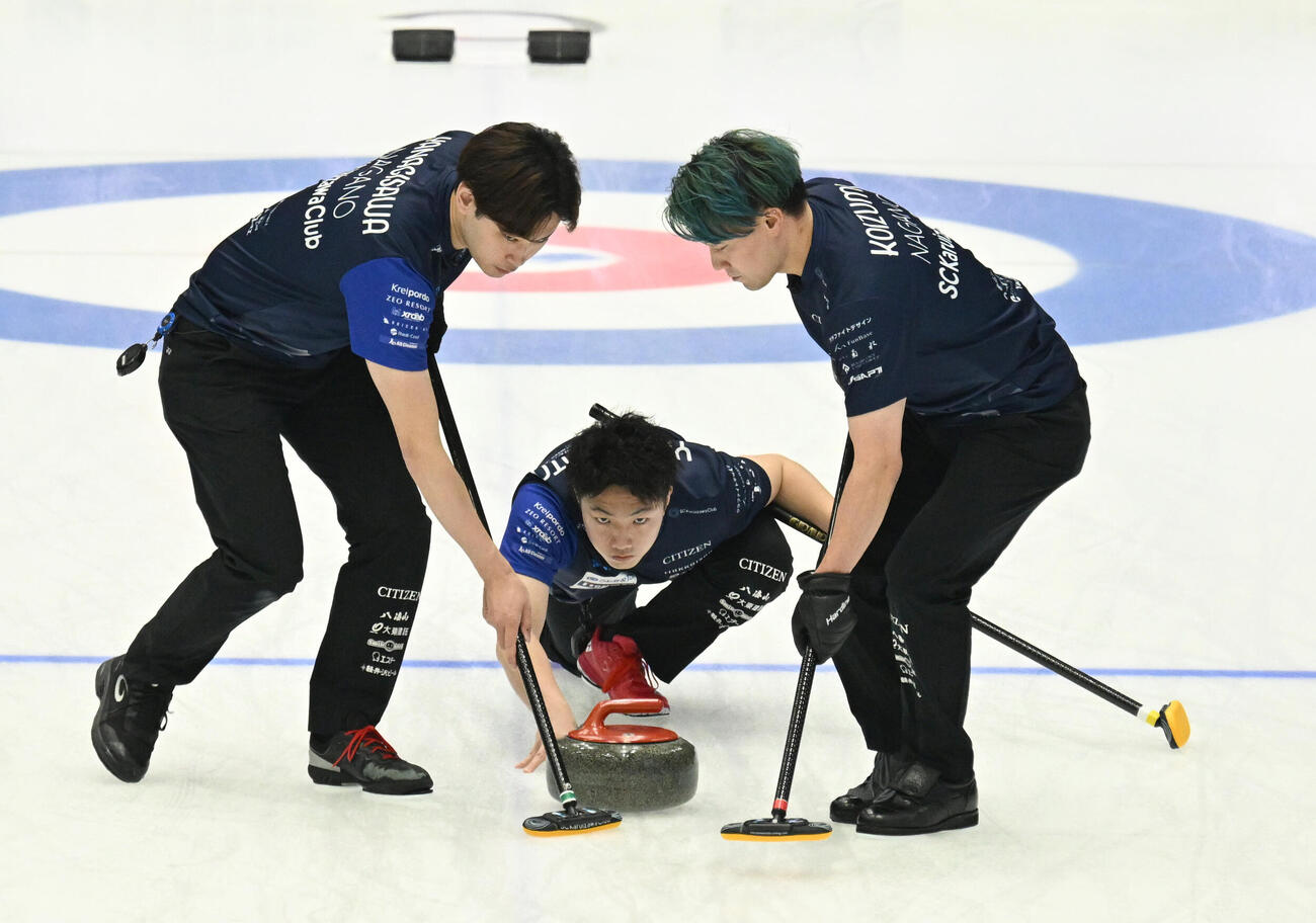 日本カーリング選手権大会横浜大会2026　男子決勝　SC軽井沢クラブ対LOCOSOLARE　第1エンド、ショットを放つSC軽井沢クラブ山本遵（中央）（撮影・千葉一成）