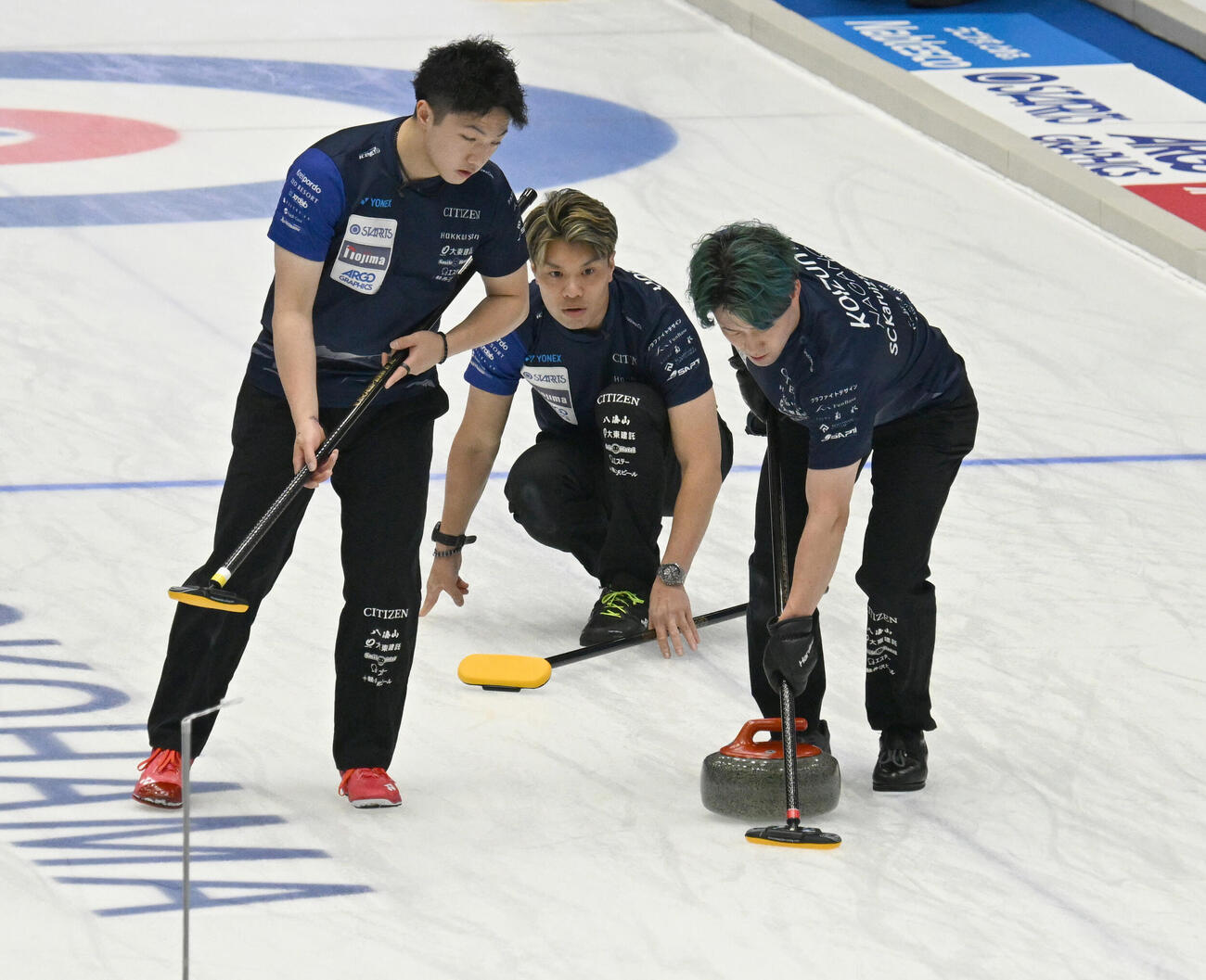 日本カーリング選手権大会横浜大会2026　男子決勝　SC軽井沢クラブ対LOCOSOLARE　第3エンド、スイープするSC軽井沢クラブ・山本遵（手前左）と小泉聡（同右）（撮影・千葉一成）