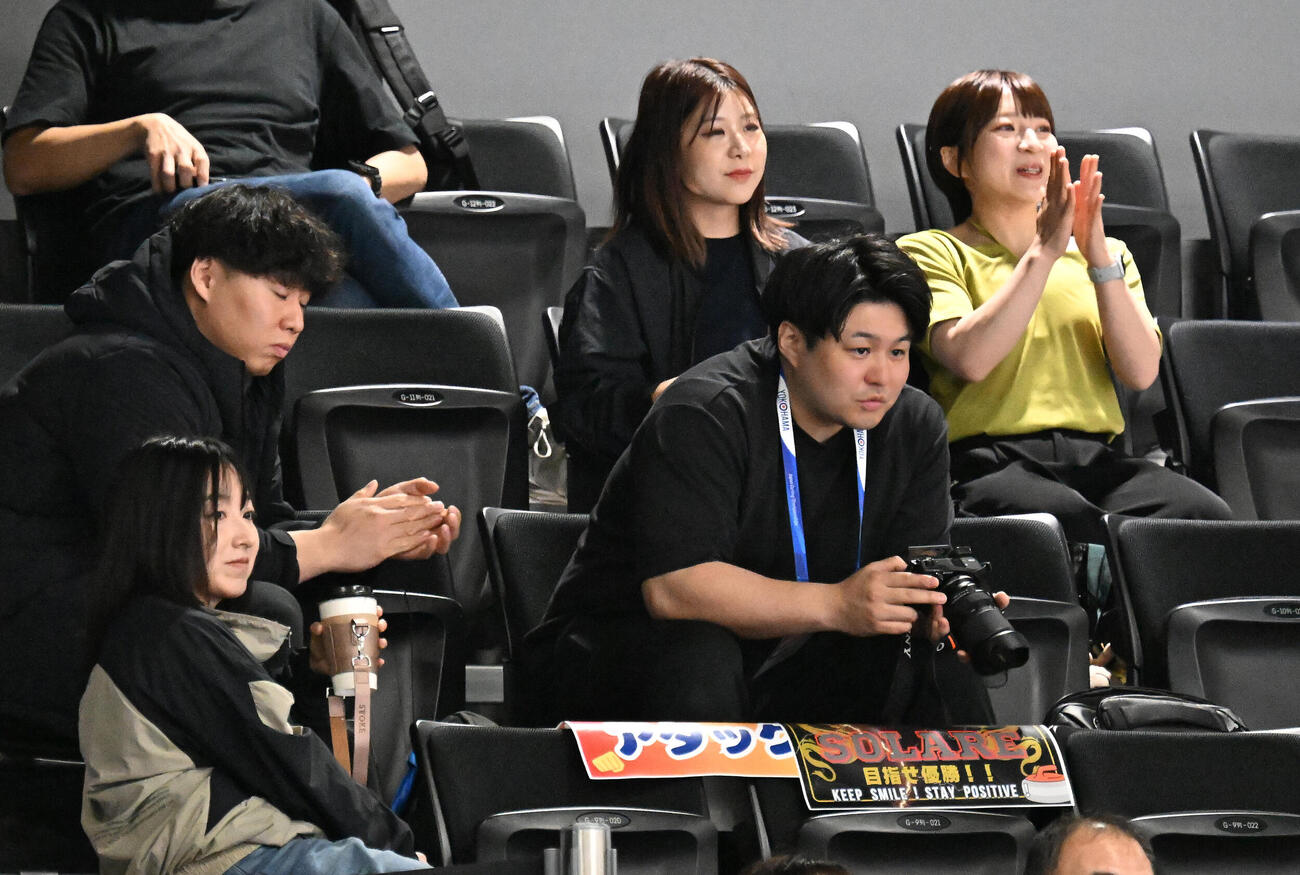 日本カーリング選手権大会横浜大会2026　男子決勝を応援するLOCOSOLAREの、後列右から鈴木夕湖、吉田夕梨花。左下は藤沢五月（撮影・千葉一成）