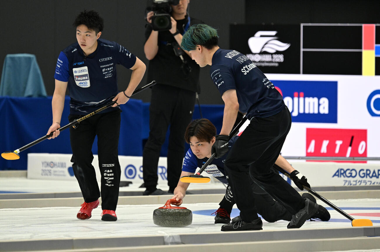 日本カーリング選手権大会横浜大会2026　男子決勝　SC軽井沢クラブ対LOCOSOLARE　第2エンド、ショットを放つSC軽井沢クラブ栁沢李空（中央）（撮影・千葉一成）