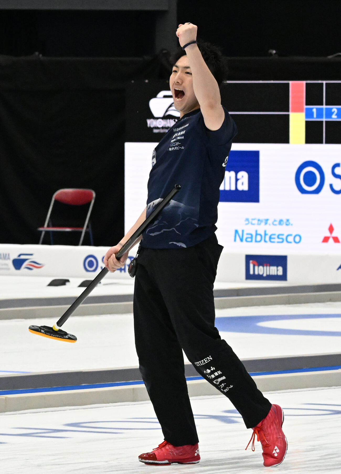男子決勝　SC軽井沢クラブ対ロコ・ソラーレ　第9エンド、得点し喜ぶ山本遵（撮影・千葉一成）