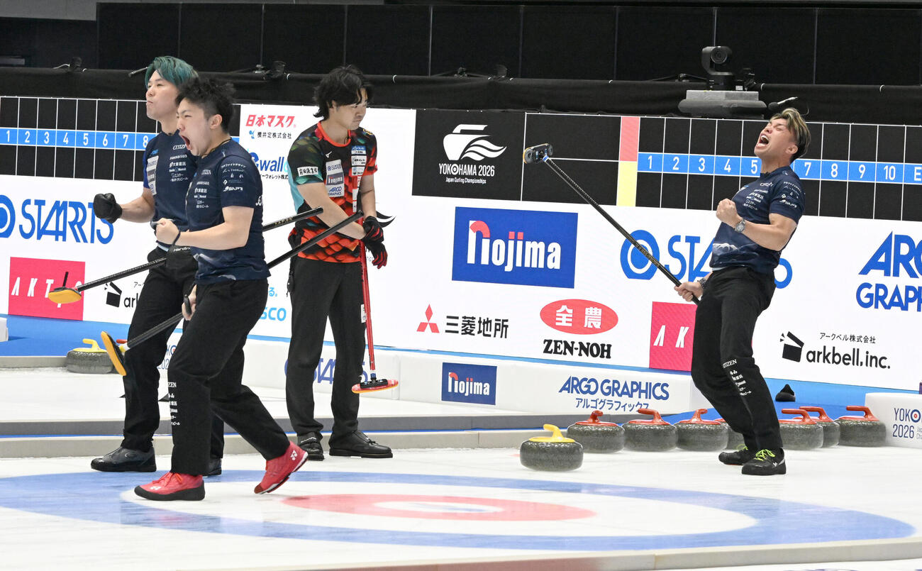 男子決勝　ロコ・ソラーレを破り大会2連覇を果たし、喜ぶSC軽井沢クラブの、右から山口剛史、ひとりおいて山本遵、小泉聡（撮影・千葉一成）