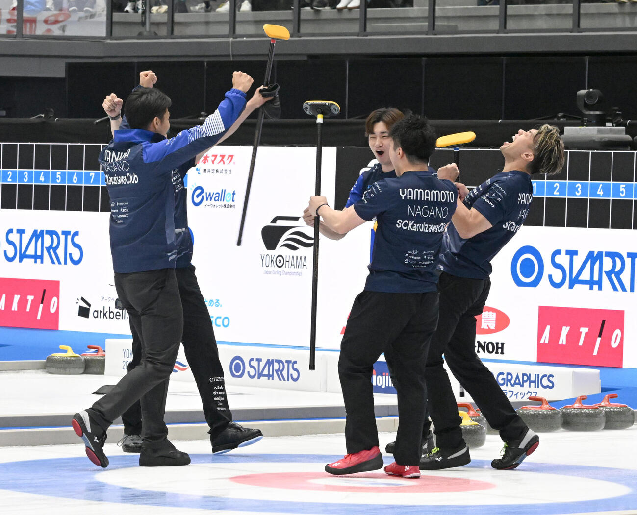 男子決勝　ロコ・ソラーレを破り大会2連覇を果たし、喜ぶSC軽井沢クラブの山口剛史（右端）ら（撮影・千葉一成）