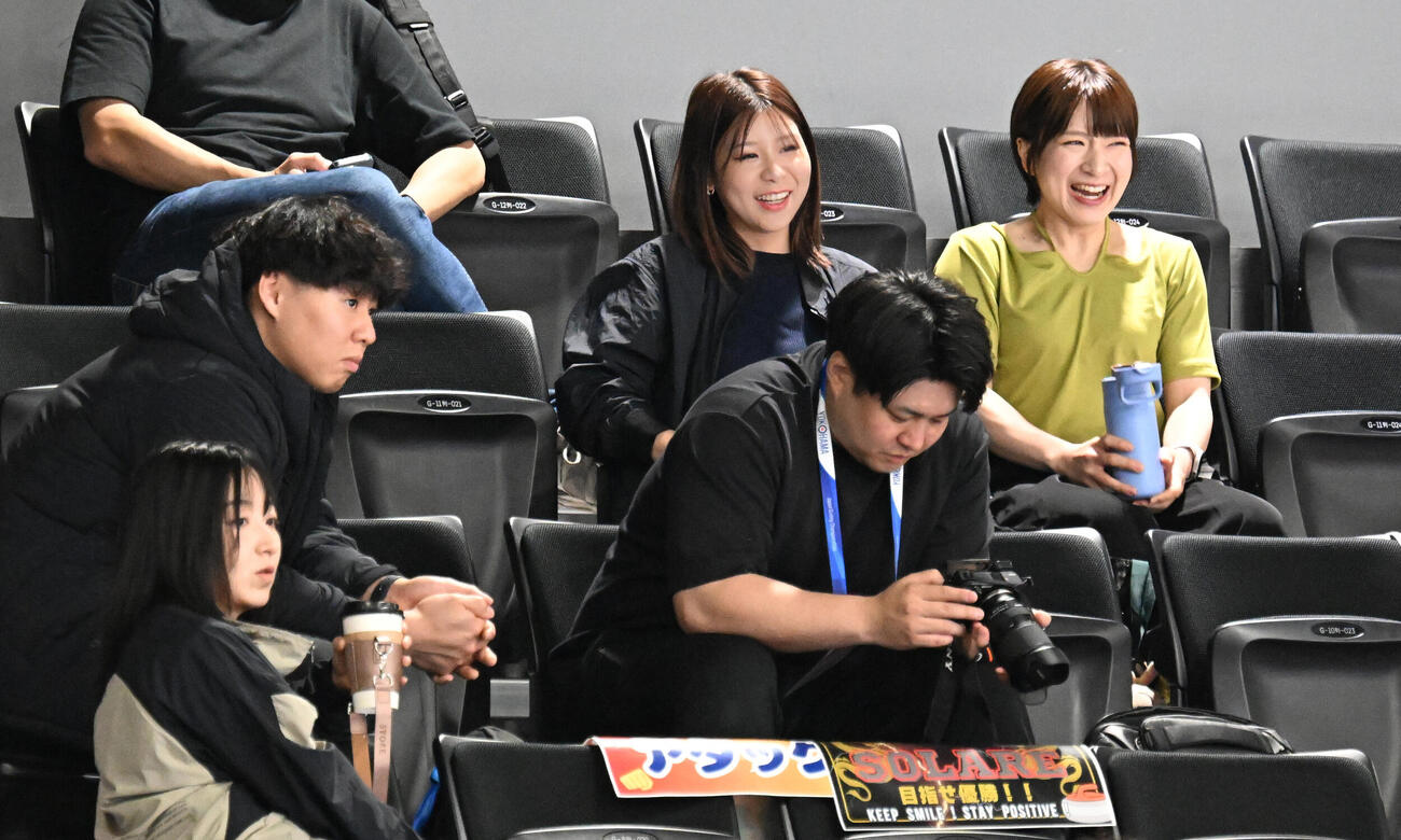 日本カーリング選手権大会横浜大会2026　男子決勝を応援するLOCOSOLAREの、後列右から鈴木夕湖、吉田夕梨花。左下は藤沢五月（撮影・千葉一成）
