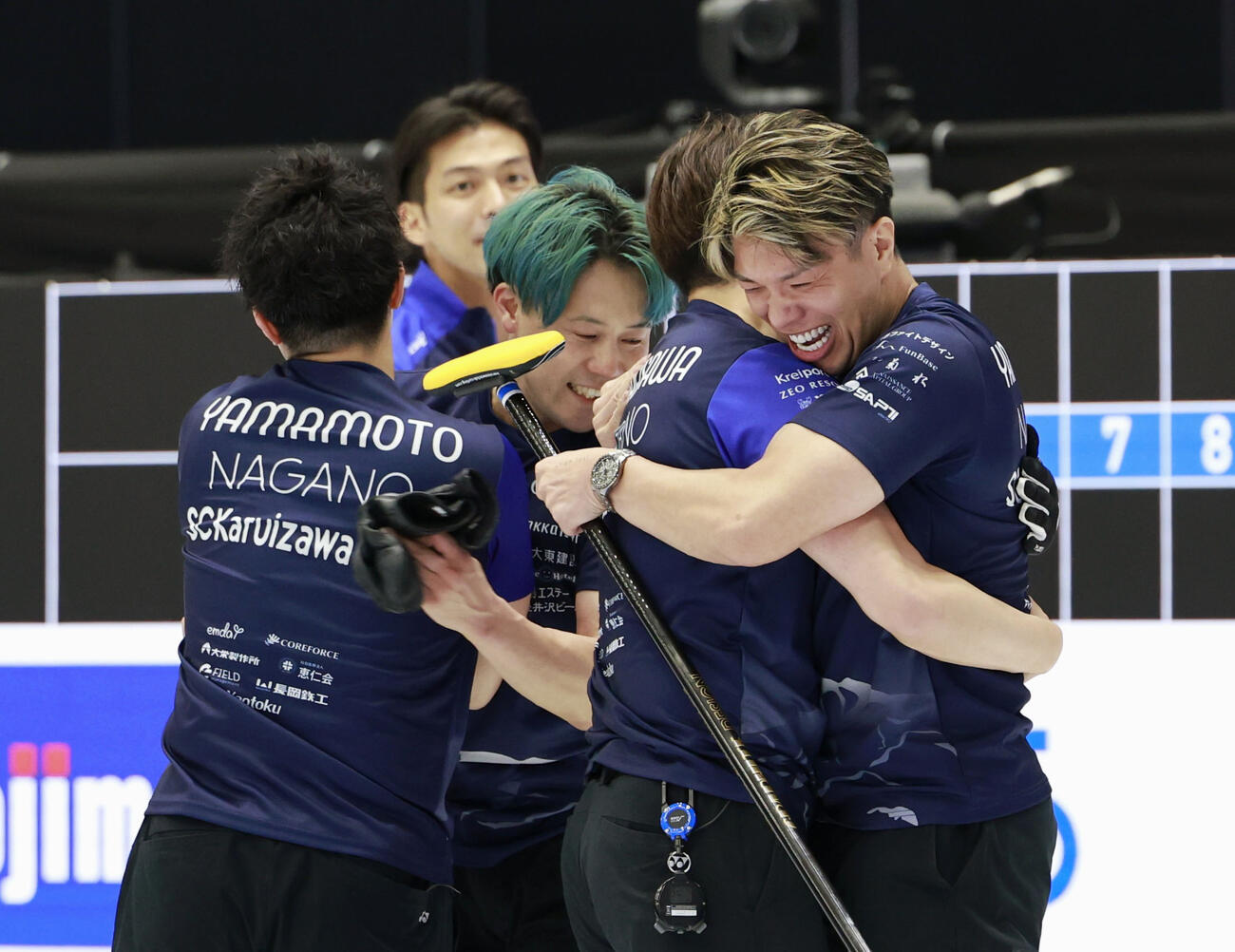 ロコ・ソラーレを破り優勝を決め、喜ぶSC軽井沢クの山口（右端）ら（共同）