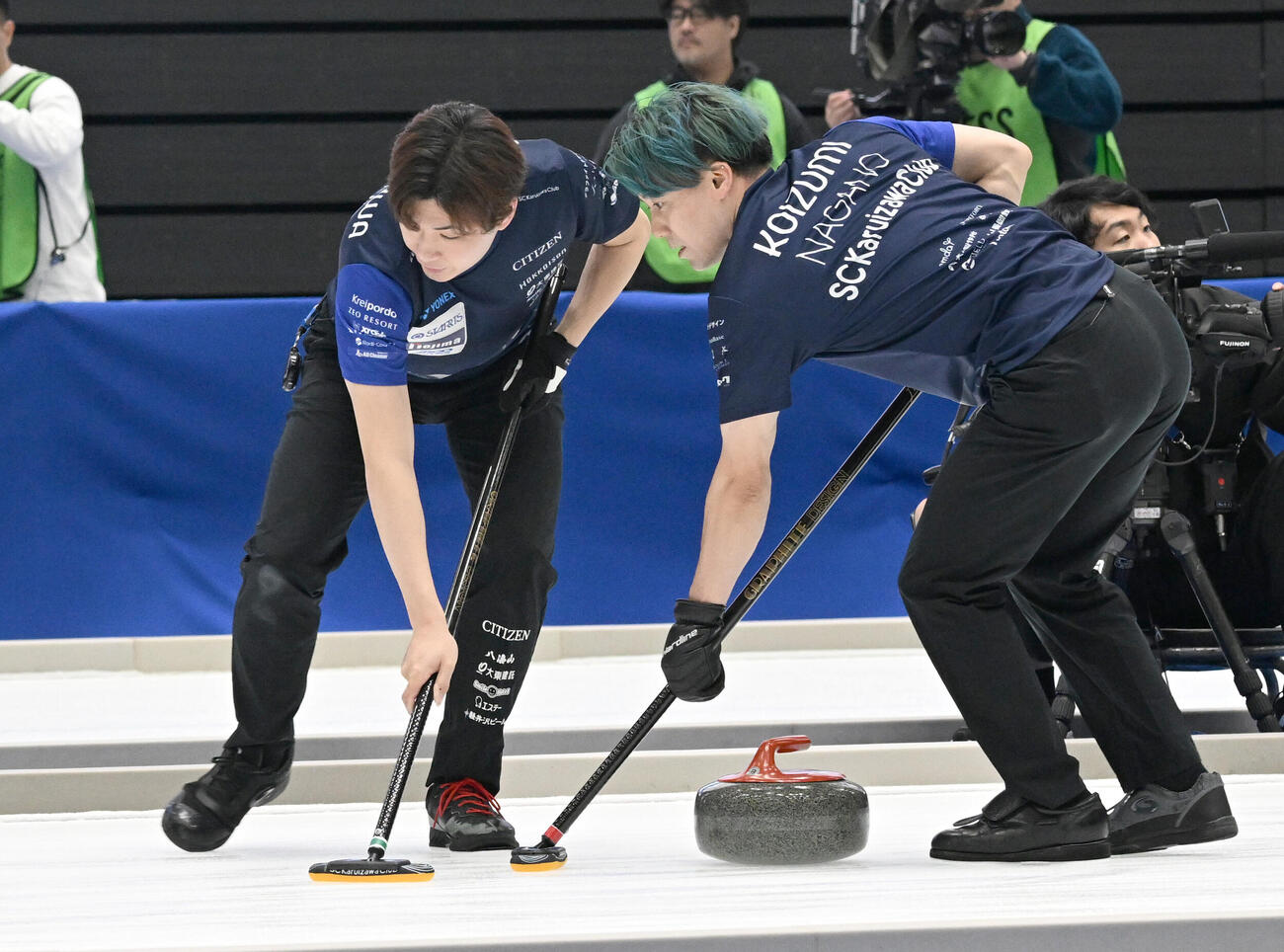 日本カーリング選手権大会横浜大会2026　男子決勝　SC軽井沢クラブ対LOCOSOLARE　第3エンド、スイープするSC軽井沢クラブ・栁澤李空（左）と小泉聡（撮影・千葉一成）