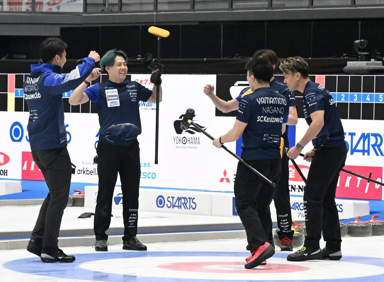 男子決勝　ロコ・ソラーレを破り大会2連覇を果たし、喜ぶSC軽井沢クラブの小泉聡（左から2人目）ら（撮影・千葉一成）