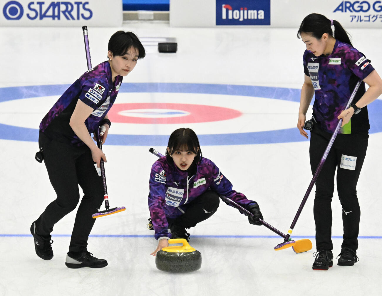 日本カーリング選手権大会女子決勝　SC軽井沢クラブ対北海道銀行　第1エンド、ショットを放つ仁平美来。左は中島未琴、右は山本冴（撮影・千葉一成）