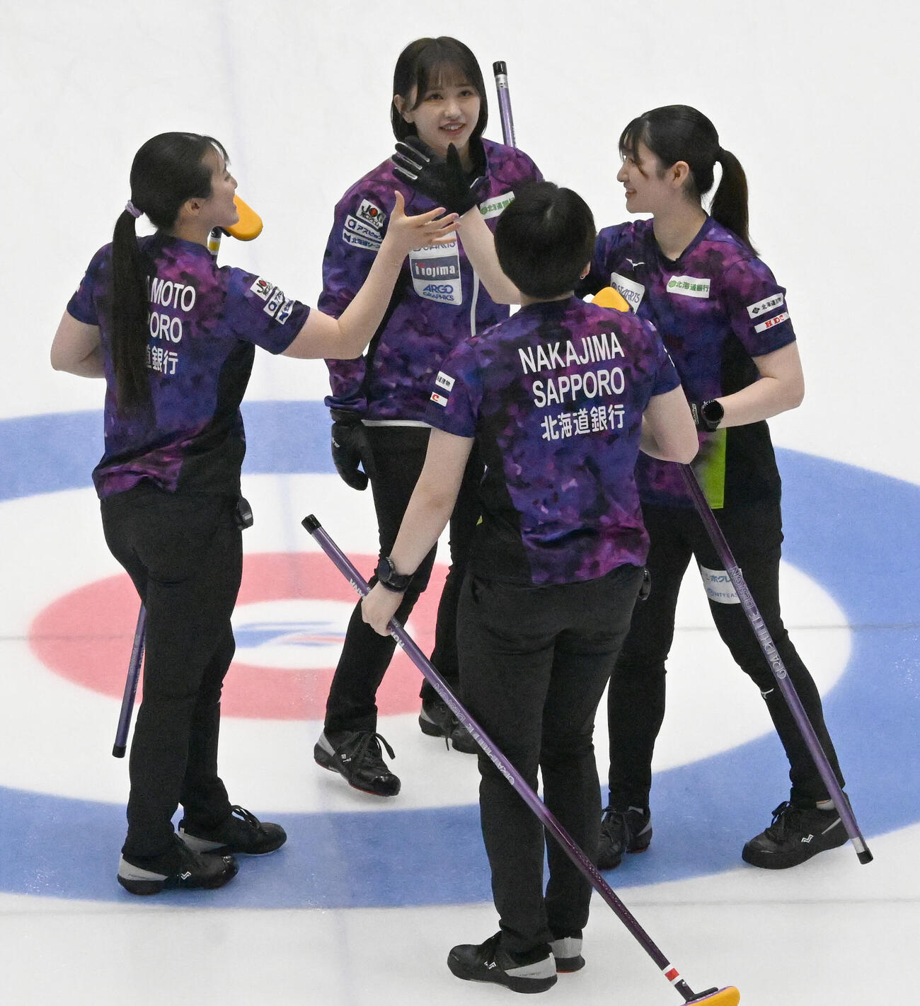日本カーリング選手権大会女子決勝　SC軽井沢クラブ対北海道銀行　第1エンド、得点し祝福し合う、左から山本冴、仁平美来、中島未琴、田畑百葉（撮影・千葉一成）