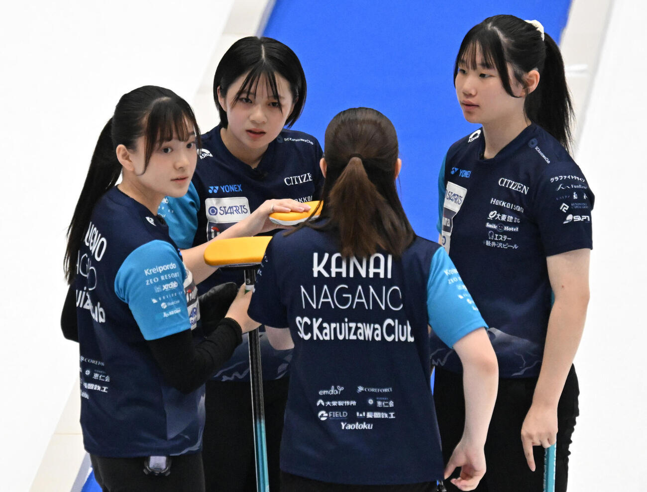 日本カーリング選手権大会女子決勝　SC軽井沢クラブ対北海道銀行　第1エンド、作戦を練る左から上野美優、上野結生、金井亜翠香、川田亜依（撮影・千葉一成）