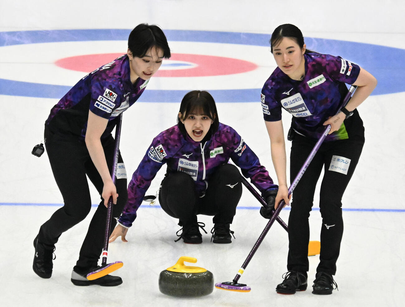 日本カーリング選手権大会横浜大会2026　女子決勝　SC軽井沢クラブ対北海道銀行　第1エンド、ショットを放つ仁平美来。左は中島未琴、右は山本冴（撮影・千葉一成）