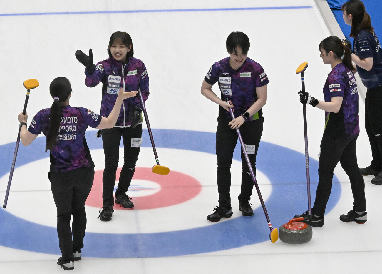 日本カーリング選手権大会横浜大会2026　女子決勝　SC軽井沢クラブ対北海道銀行　第1エンド、得点し祝福し合う、左から山本冴、仁平美来、中島未琴、田畑百葉ら（撮影・千葉一成）