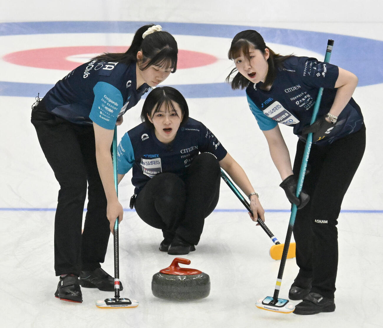 日本カーリング選手権大会横浜大会2026　女子決勝　SC軽井沢クラブ対北海道銀行　第1エンド、ショットを放つ上野結生。左は川田亜依、右は金井亜翠香（撮影・千葉一成）