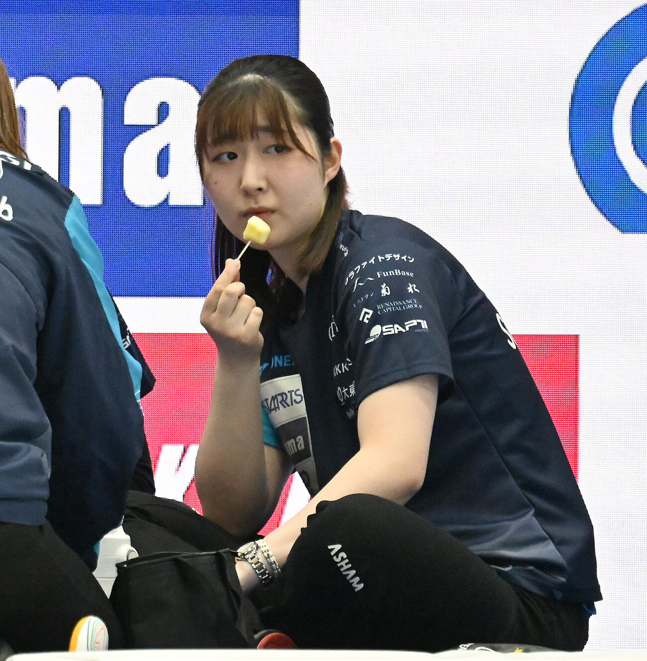 日本カーリング選手権大会横浜大会2026　女子決勝　SC軽井沢クラブ対北海道銀行　ハーフタイムに果物を食べるSC軽井沢クラブの金井亜翠香（撮影・千葉一成）