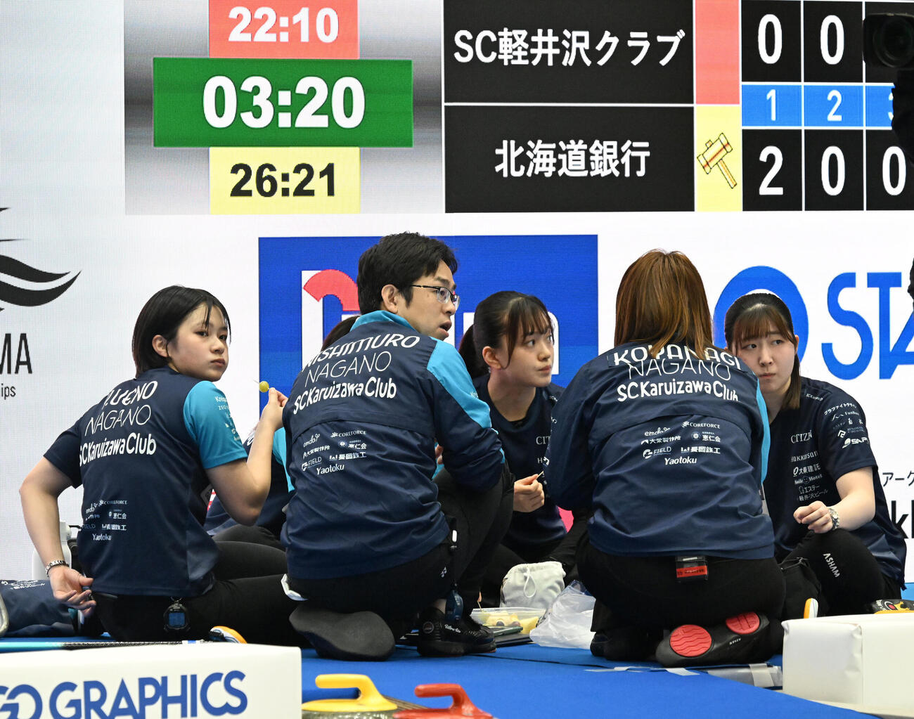 日本カーリング選手権大会横浜大会2026　女子決勝　SC軽井沢クラブ対北海道銀行　ハーフタイムに果物を食べるSC軽井沢クラブの上野結生（左端）ら（撮影・千葉一成）