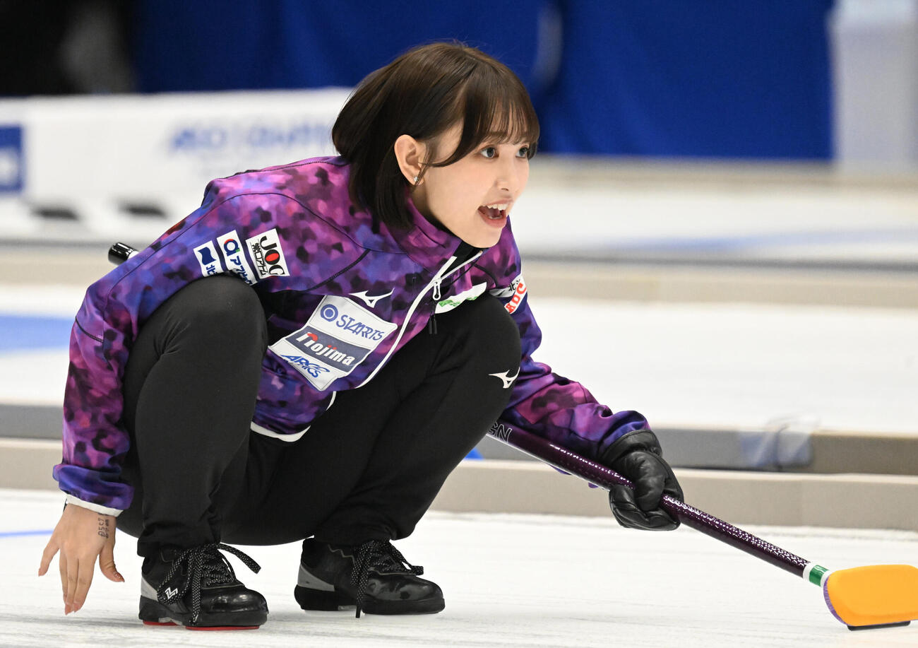 日本カーリング選手権大会横浜大会2026　女子決勝　SC軽井沢クラブ対北海道銀行　第4エンド、指示を出す北海道銀行の仁平美来（撮影・千葉一成）