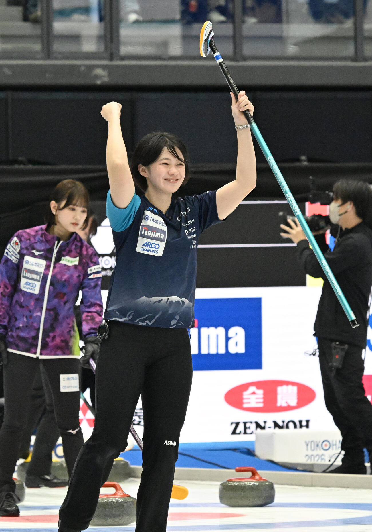 日本カーリング選手権大会横浜大会2026　女子決勝　SC軽井沢クラブ対北海道銀行　第4エンド、得点し喜ぶSC軽井沢クラブの上野結生（撮影・千葉一成）