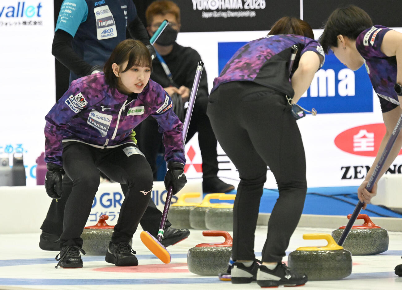 日本カーリング選手権大会横浜大会2026　女子決勝　SC軽井沢クラブ対北海道銀行　第4エンド、指示を出す北海道銀行の仁平美来（左）（撮影・千葉一成）