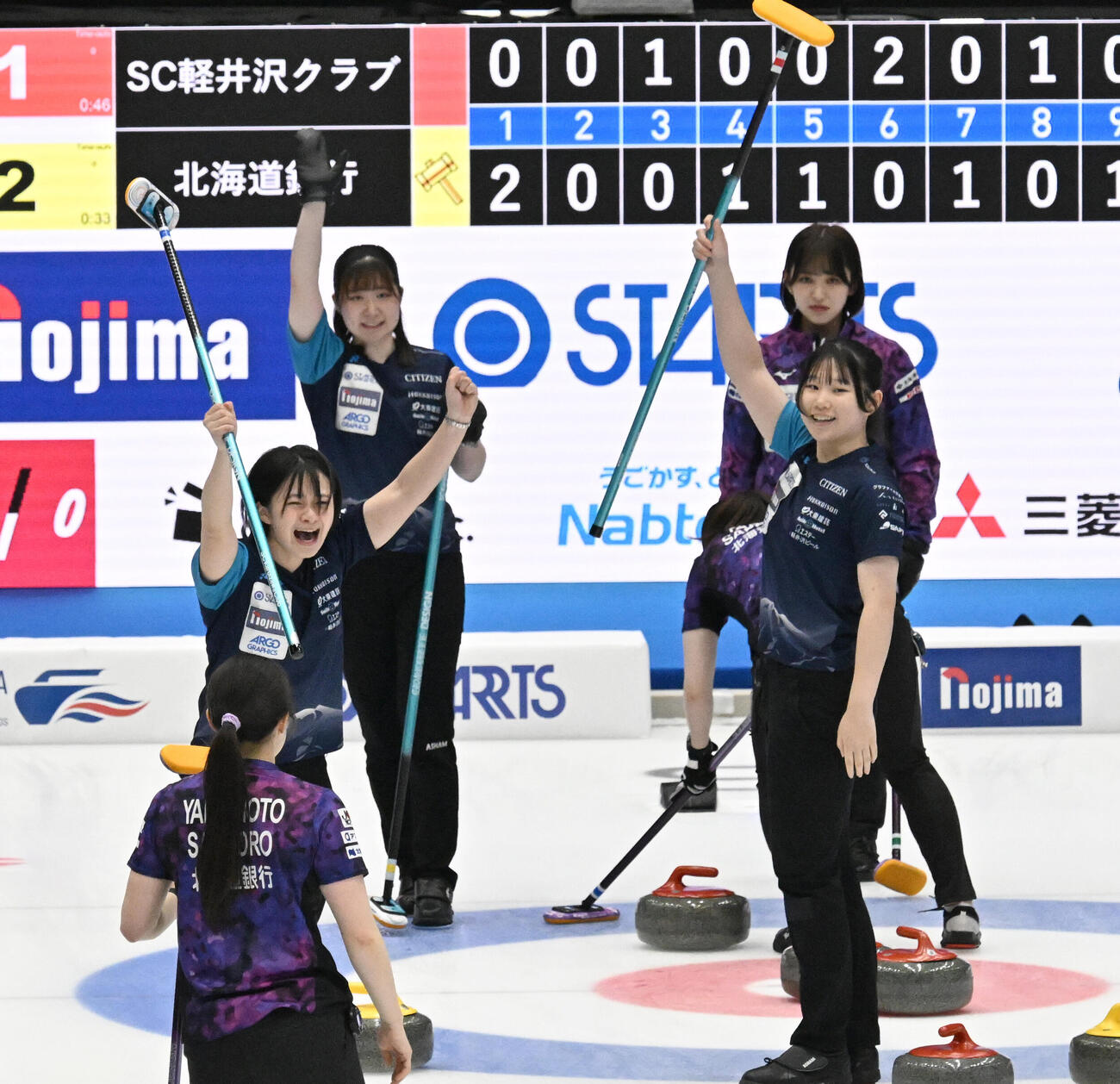 日本カーリング選手権大会横浜大会2026　女子決勝　SC軽井沢クラブ対北海道銀行　優勝を決め喜ぶSC軽井沢クラブの上野結生（左中央）ら（撮影・千葉一成）＝2026年6月14日
