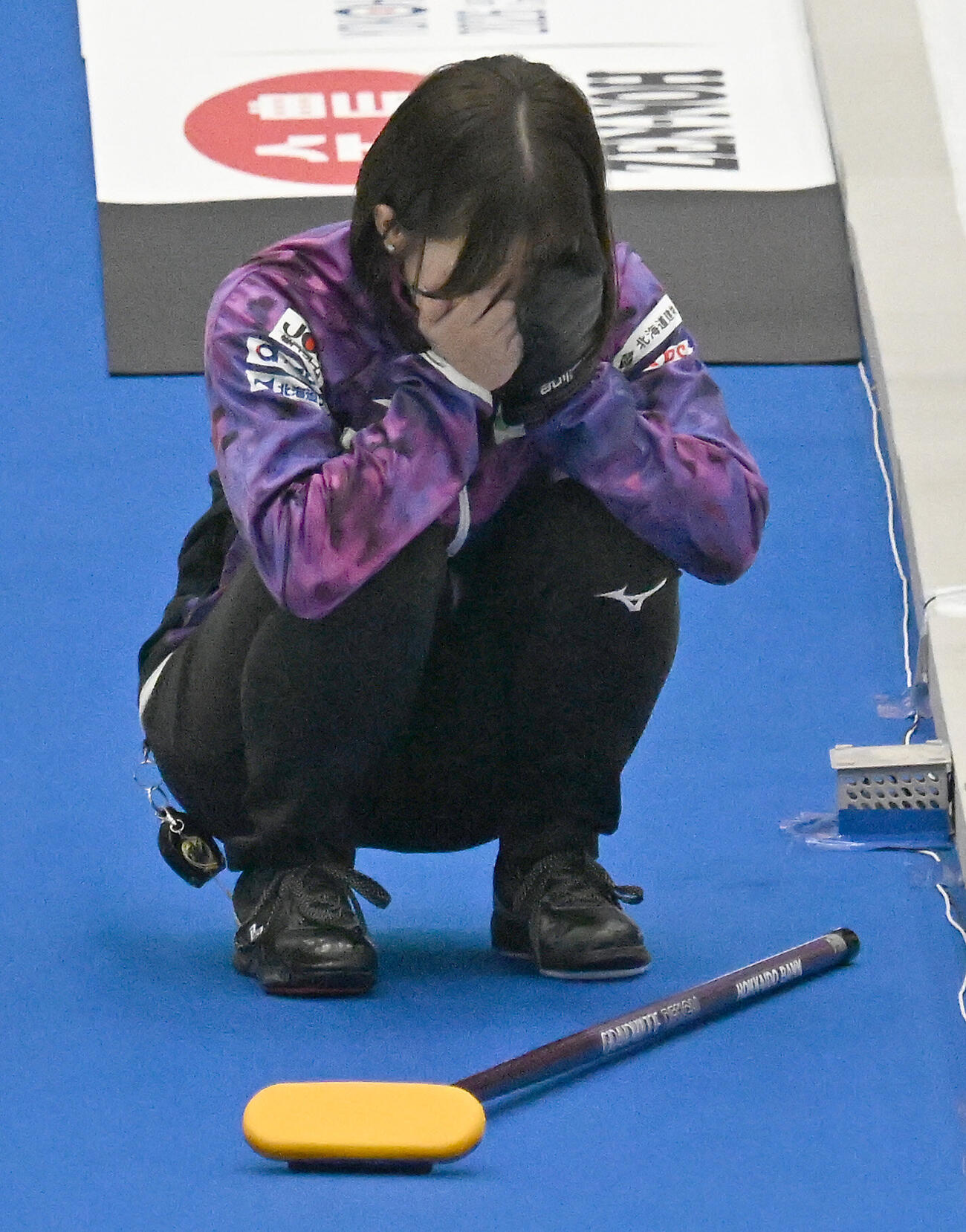 日本カーリング選手権大会横浜大会2026　女子決勝　SC軽井沢クラブ対北海道銀行　優勝を決め喜ぶSC軽井沢クラブを背に悔し泣きで顔を覆う北海道銀行の仁平美来（撮影・千葉一成）