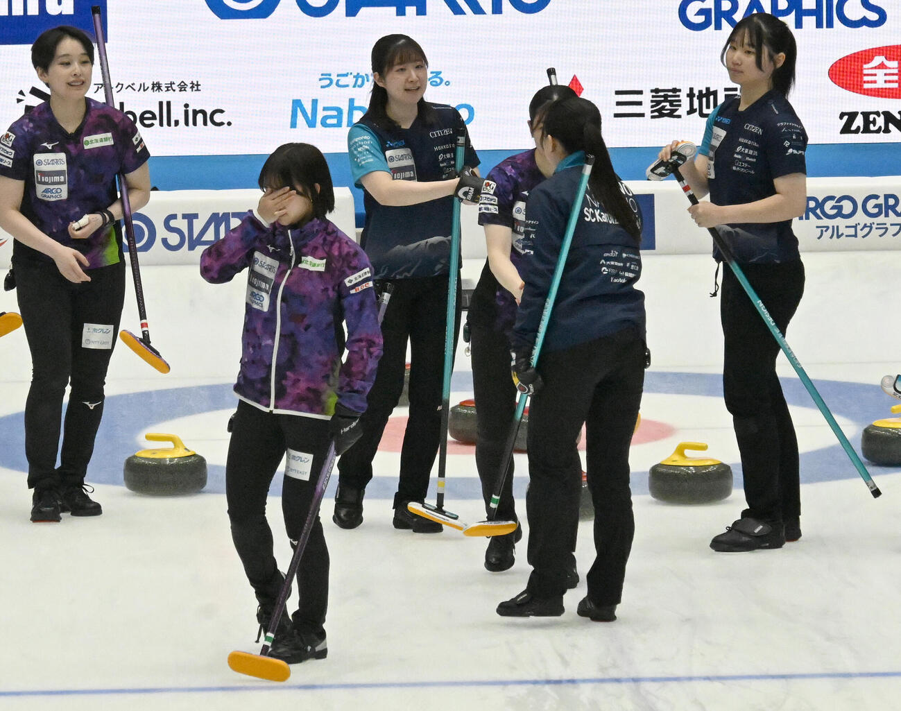 日本カーリング選手権大会横浜大会2026　女子決勝　SC軽井沢クラブ対北海道銀行　優勝を決め喜ぶSC軽井沢クラブを背に悔し泣きする北海道銀行の仁平美来（左から2人目）（撮影・千葉一成）