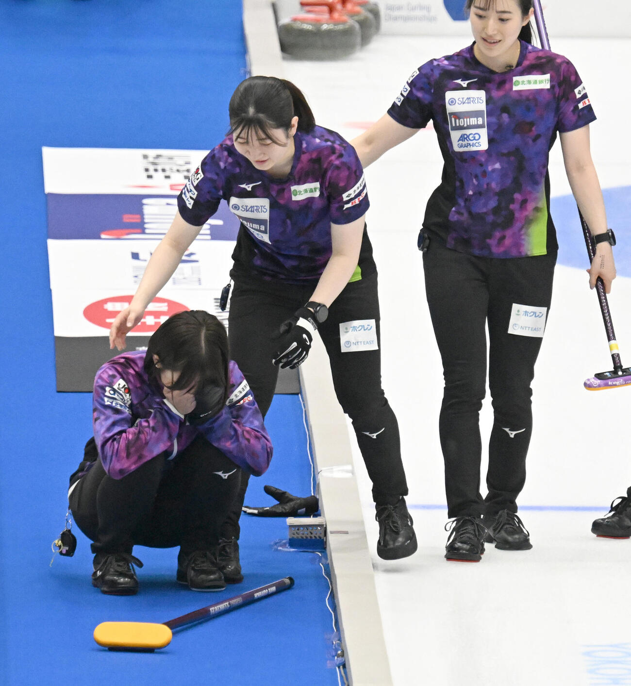 日本カーリング選手権大会横浜大会2026　女子決勝　SC軽井沢クラブ対北海道銀行　優勝を逃し悔し泣きする北海道銀行の仁平美来を慰める中島未琴（中央）と山本冴（右）（撮影・千葉一成）