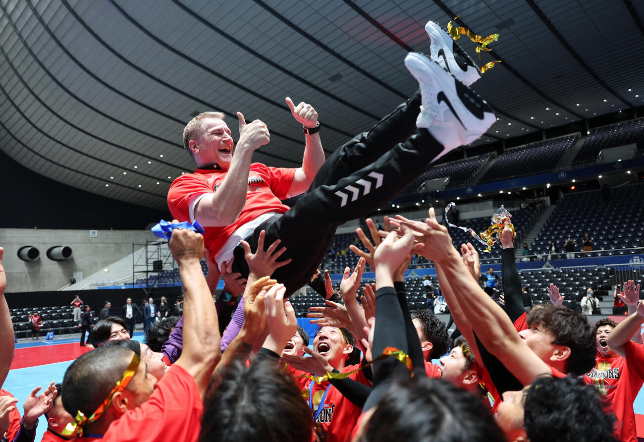 リーグH　プレーオフ　決勝　ブレイヴキングス刈谷対豊田合成名古屋　優勝し胴上げされるブレイヴキングス刈谷のラース・ウェルダー・ヘッドコーチ（撮影・鈴木正人）