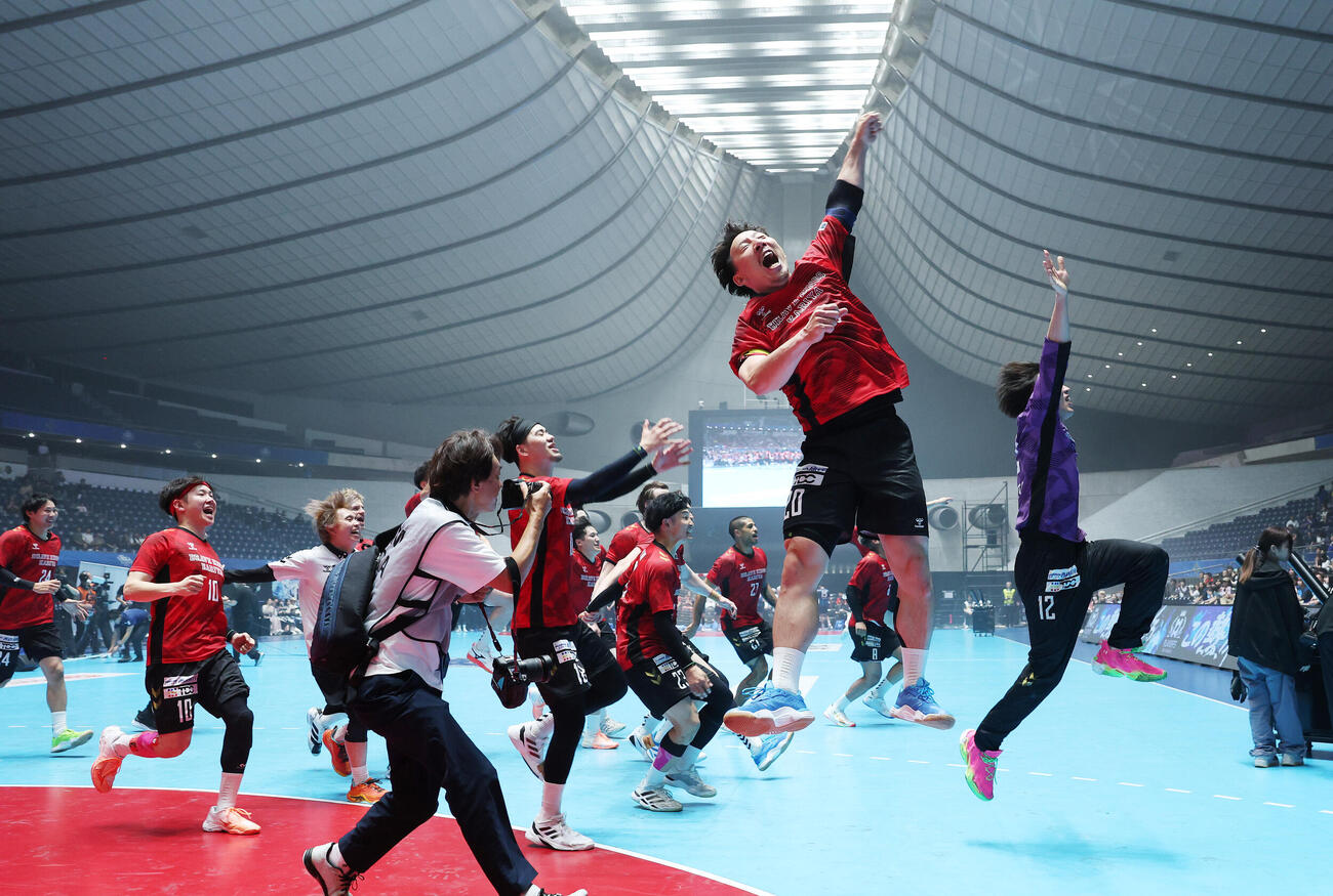 リーグH　プレーオフ　決勝　ブレイヴキングス刈谷対豊田合成名古屋　優勝し喜ぶブレイヴキングス刈谷の選手たち（撮影・鈴木正人）
