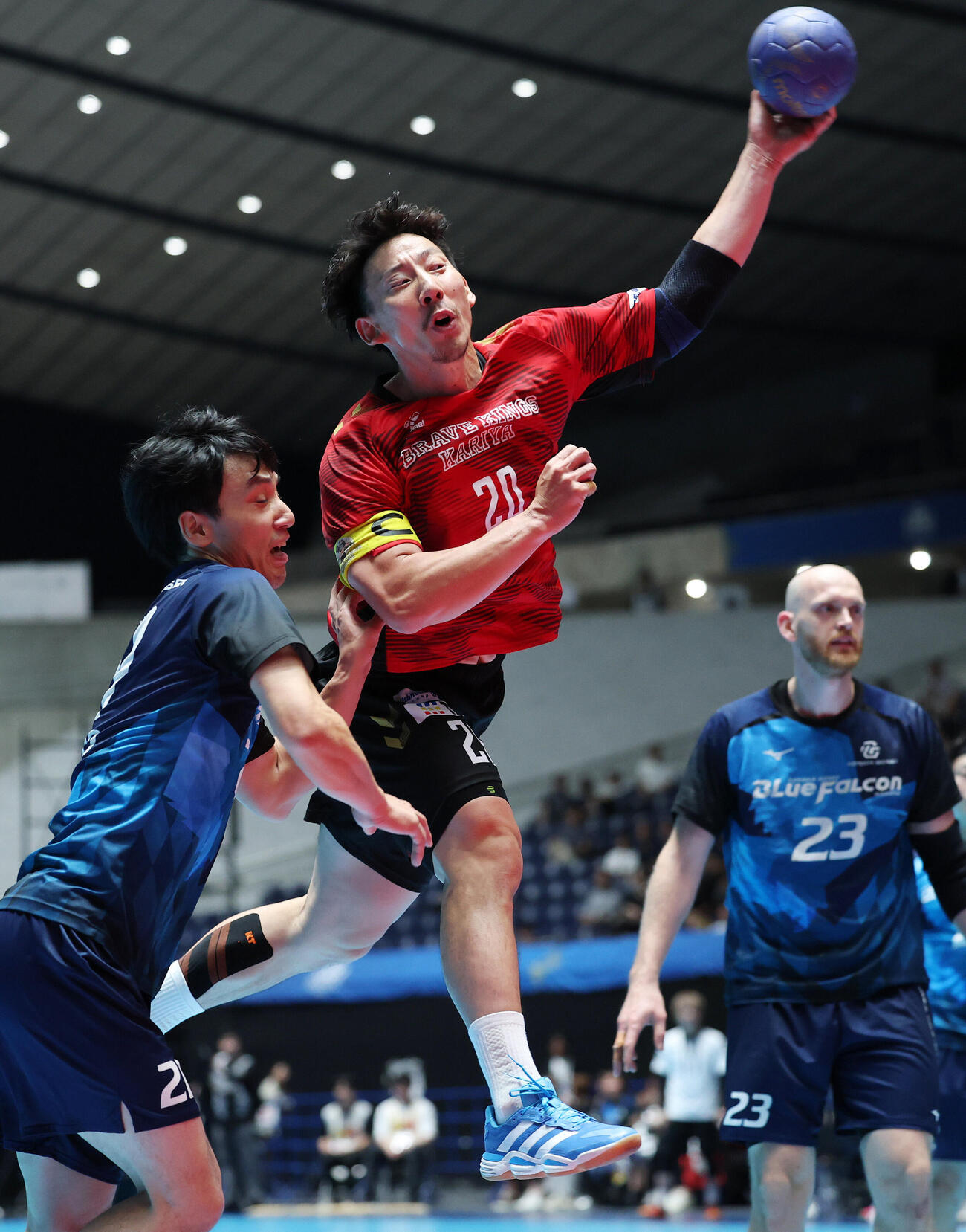 リーグH　プレーオフ　決勝　ブレイヴキングス刈谷対豊田合成名古屋　後半、シュートを放つブレイヴキングス刈谷渡部仁（撮影・鈴木正人）
