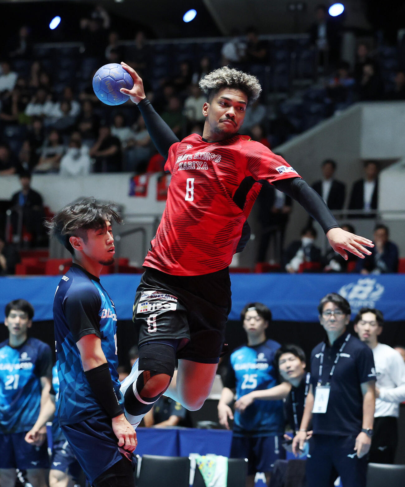 リーグH　プレーオフ　決勝　ブレイヴキングス刈谷対豊田合成名古屋　後半、シュートを放つブレイヴキングス刈谷富永聖也（撮影・鈴木正人）