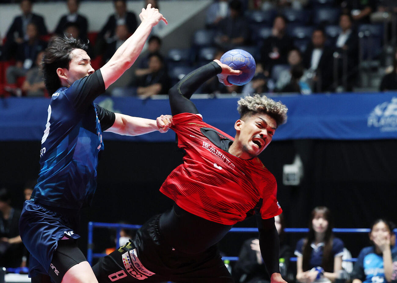 リーグH　プレーオフ　決勝　ブレイヴキングス刈谷対豊田合成名古屋　後半、シュートを放つブレイヴキングス刈谷富永聖也（撮影・鈴木正人）