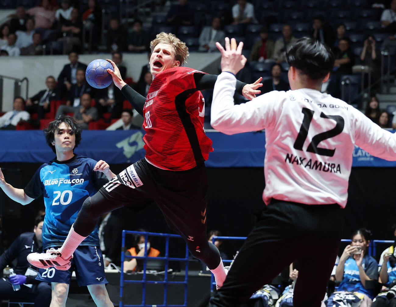 リーグH　プレーオフ　決勝　ブレイヴキングス刈谷対豊田合成名古屋　後半、シュートを放つブレイヴキングス刈谷トリム・コルペルド・ジョンセン（撮影・鈴木正人）