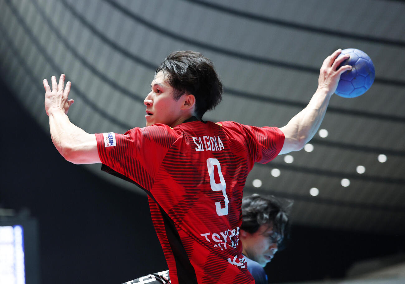 リーグH　プレーオフ　決勝　ブレイヴキングス刈谷対豊田合成名古屋　前半、シュートを放つブレイヴキングス刈谷杉岡尚樹（撮影・鈴木正人）