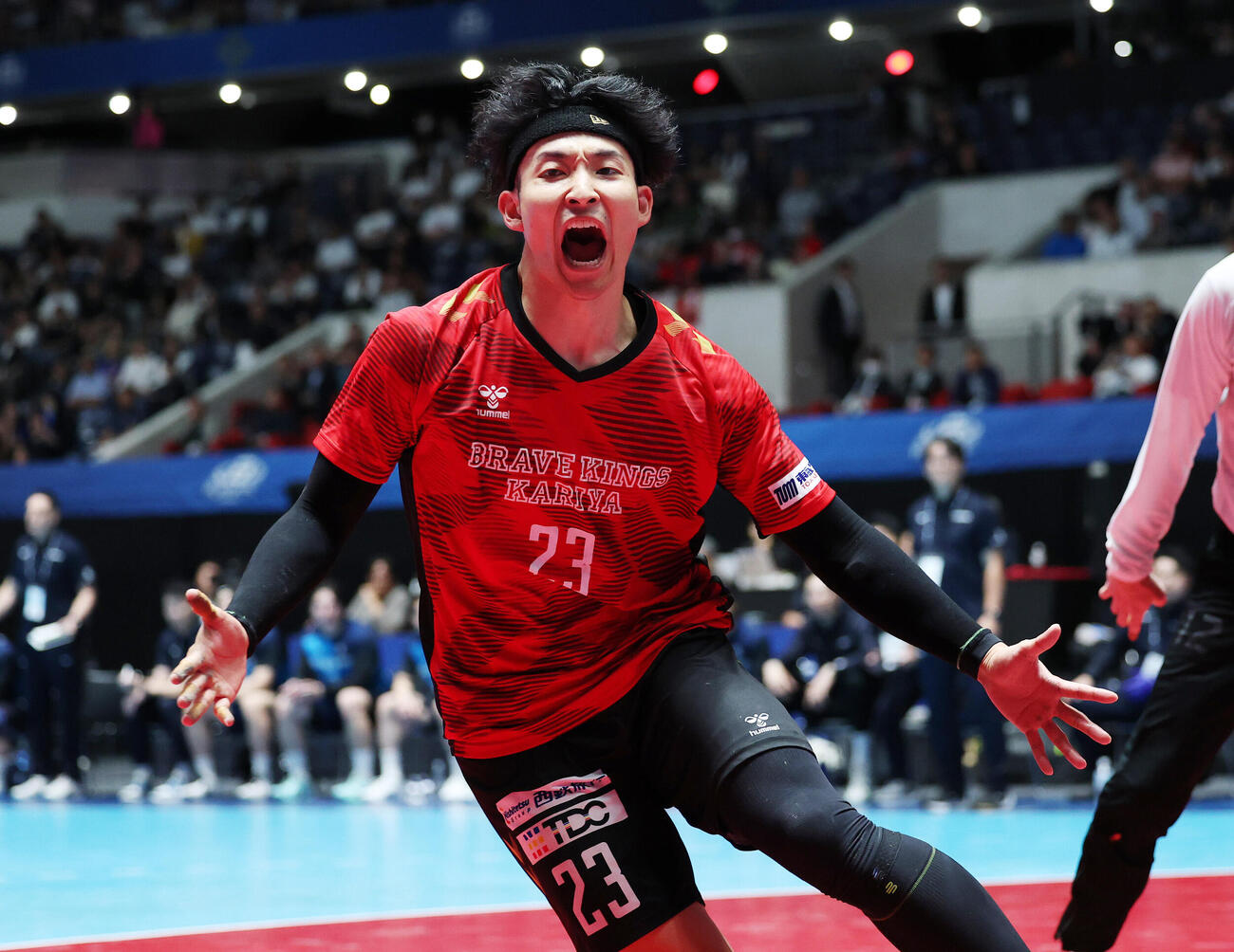 リーグH　プレーオフ　決勝　ブレイヴキングス刈谷対豊田合成名古屋　後半、ゴールを決め雄たけびを上げるブレイヴキングス刈谷吉野樹（撮影・鈴木正人）