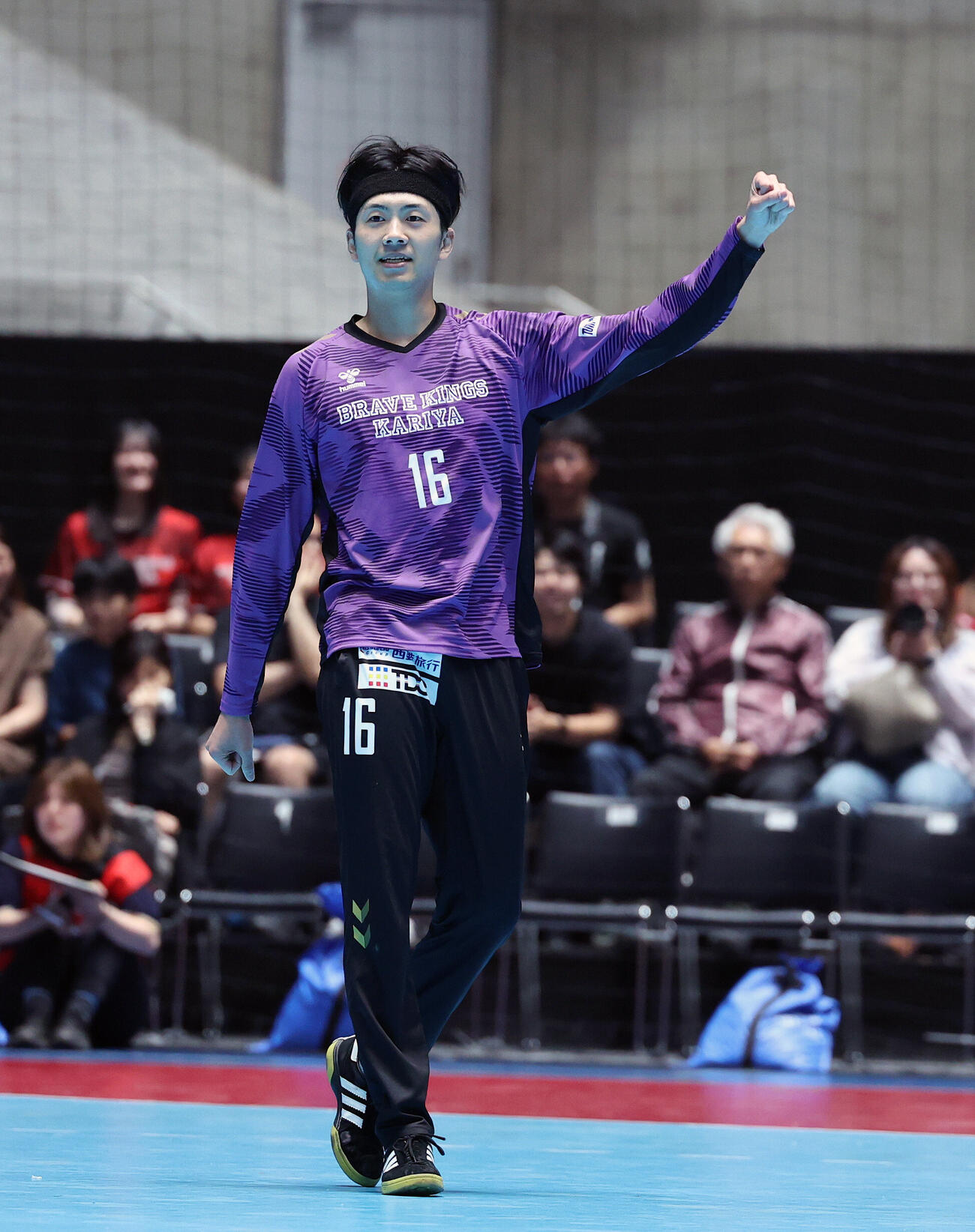 リーグH　プレーオフ　決勝　ブレイヴキングス刈谷対豊田合成名古屋　前半、シュートを防ぎガッツポーズするブレイヴキングス刈谷岡本大亮（撮影・鈴木正人）