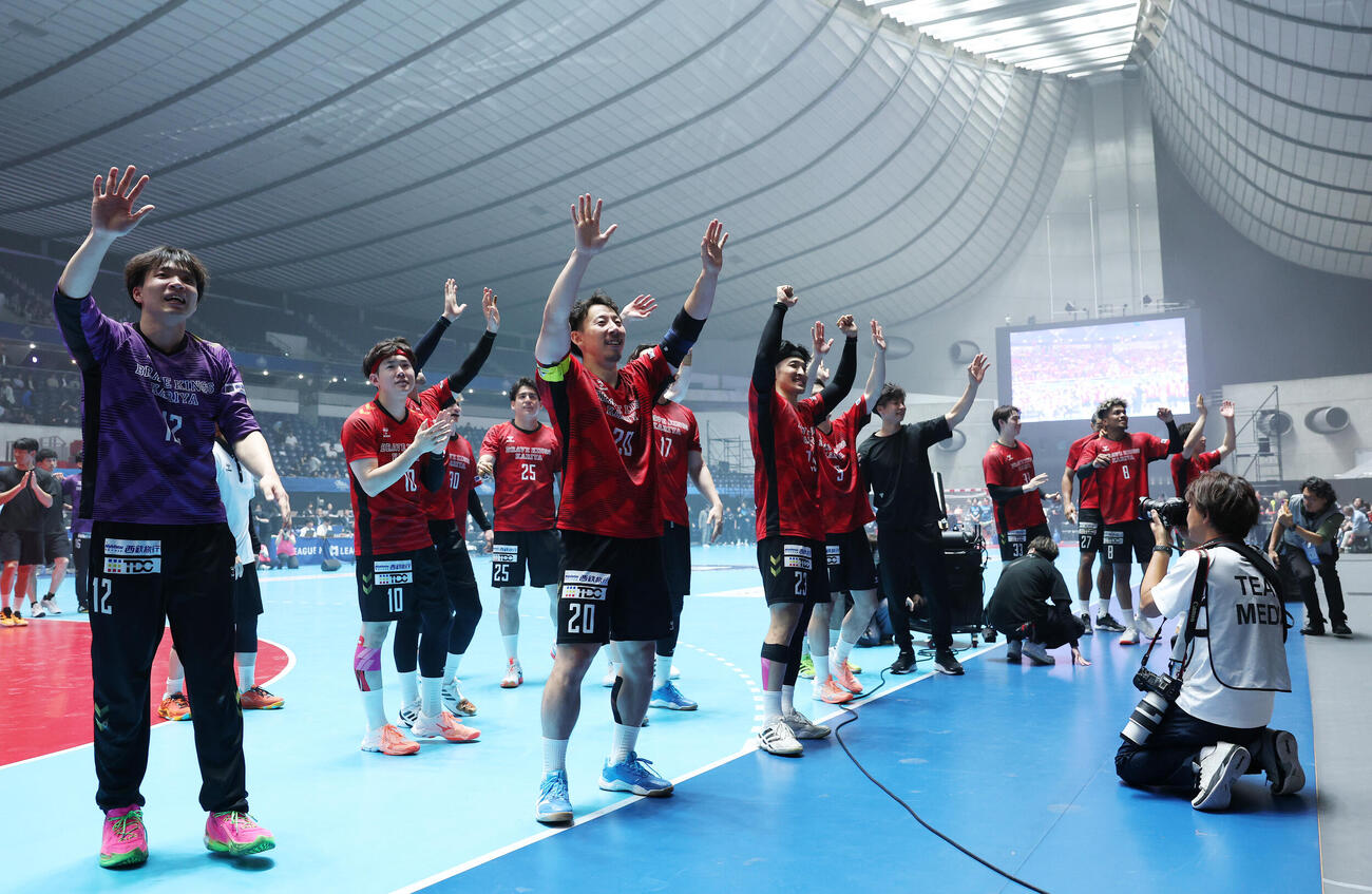 リーグH　プレーオフ　決勝　ブレイヴキングス刈谷対豊田合成名古屋　優勝しファンに手を振るブレイヴキングス刈谷の選手たち（撮影・鈴木正人）
