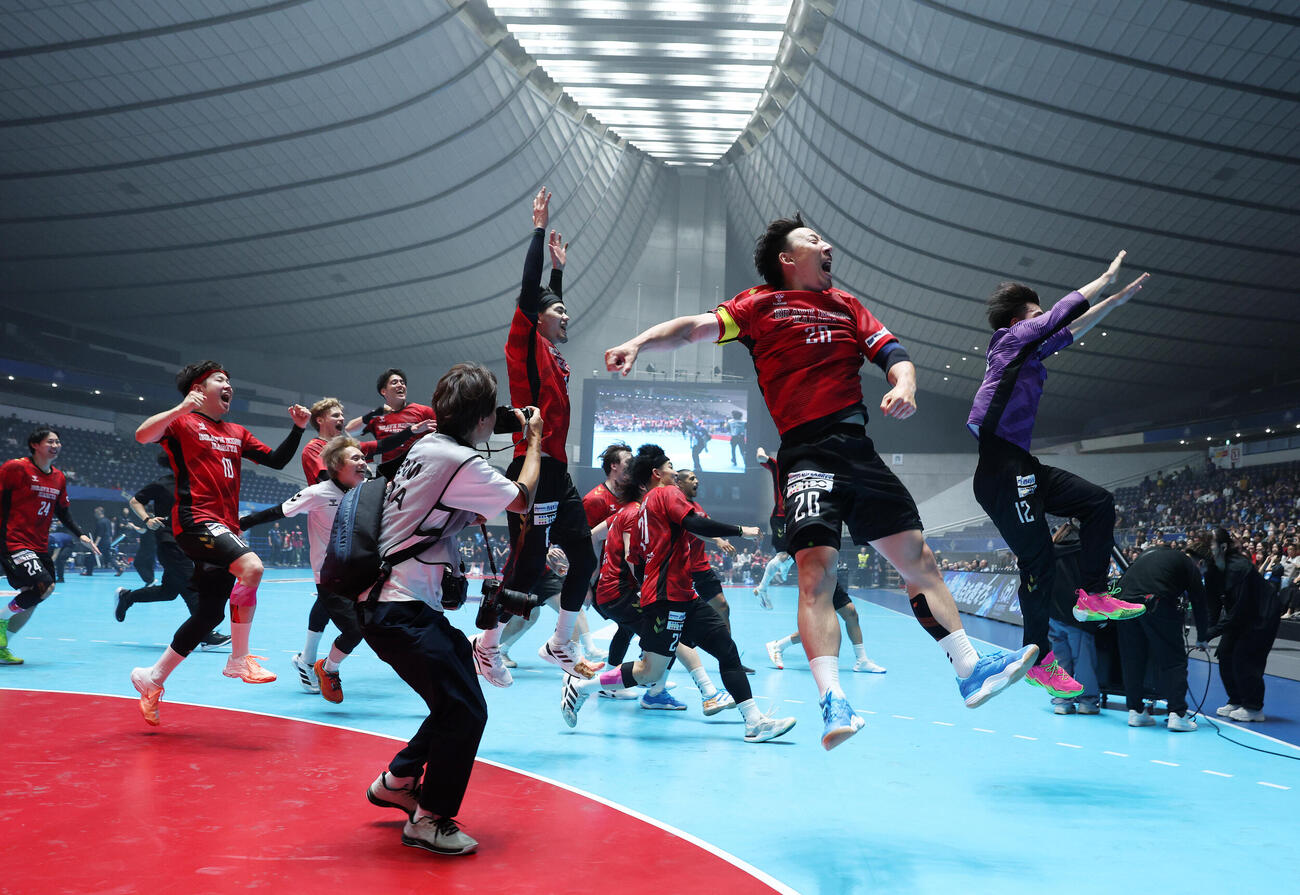 リーグH　プレーオフ　決勝　ブレイヴキングス刈谷対豊田合成名古屋　優勝し喜ぶブレイヴキングス刈谷の選手たち（撮影・鈴木正人）
